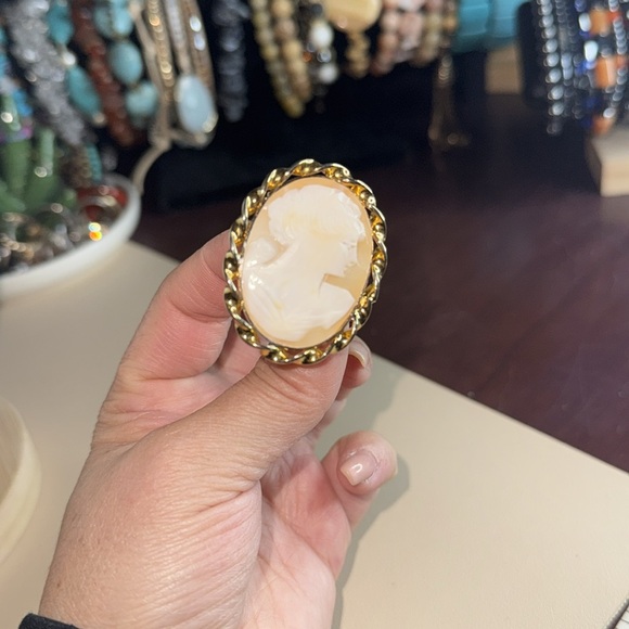 Vintage carved shell cameo brooch - Picture 3 of 3